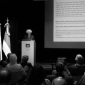 Schwarz-weiße Totale von Sigrid Weigel während ihres Vortrags zur Ehrendoktorwürde vor Publikum