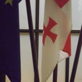 Die europäische und georgische Flagge hängen an einem Mast