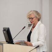 Sigrid Weigel hält ihre Rede zur Verleihung des Ehrendoktors