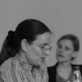 Schwarz-weiß Fotografie von Isabel Wünsche im Profil.