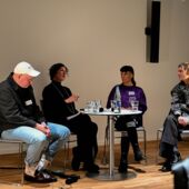 Tim Holland, Anja Kümmel und Ann Cotten sitzen gemeinsam mit Alexandra Heimes, die das Gespräch moderiert, an einem runden Tisch vor Publikum.