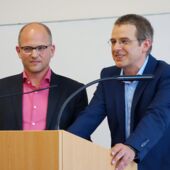 Stefan Willer und Daniel Weidner stehen gemeinsam hinter dem Rednerpult