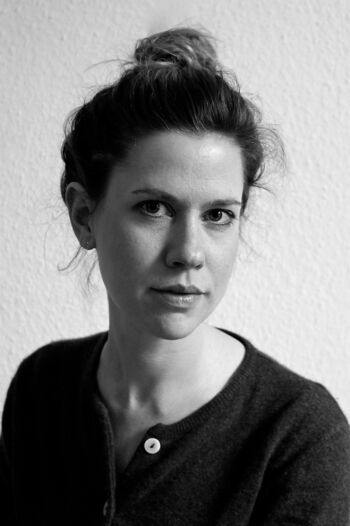 Schwarz-weißes Portraitfoto von Pola Groß