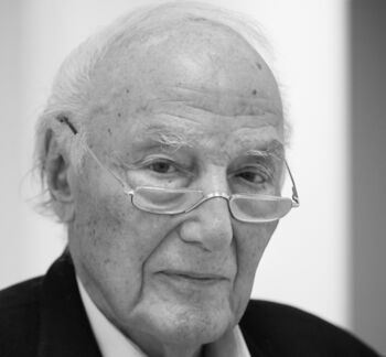 Black and white portrait photo of Eberhard Lämmert