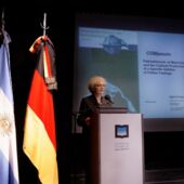 Sigrid Weigel during her speech on receiving an honorary doctorate. To her left: an Argentinean and a German flag.