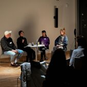 Tim Holland, Anja Kümmel and Ann Cotten sit together with Alexandra Heimes, who moderates the discussion, at a round table in front of an audience.