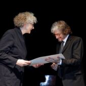 Sigrid Weigel empfängt die Urkunde zu ihrem Ehrendoktor