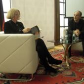 Franziska Thun-Hohenstein und Giorgi Maisuradze sitzen auf Sesseln und diskutieren.
