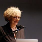Close-up of Sigrid Weigel during her speech on the award of the honorary doctorate
