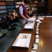 Conference participants at the Warburg-Haus in Hamburg examine written documents and photographs.