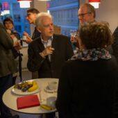 Rüdiger Campe speaks with the conference's participants during the coffee break