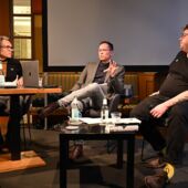 Die Autoren Philipp Schönthaler und Hannes Bajohr und der Moderator Morten Paul sitzen auf einem Podium und unterhalten sich.