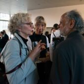 Sigrid Weigel talks with Homi Bhabha, surrounded by numerous participants of the event