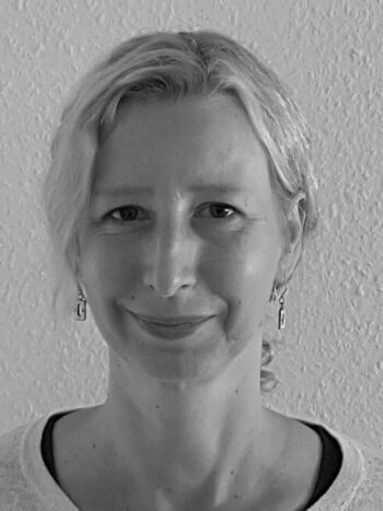 Black and white portrait photo of Halina Hackert