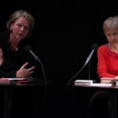 Ulrike Vedder spricht in ein Mikro, neben ihr sitzt Ulrike Draesner hinter einem zweiten Mikrofon und hört zu