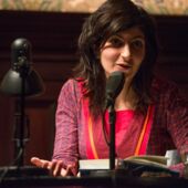 Close-up von Shida Bazyar beim Sprechen