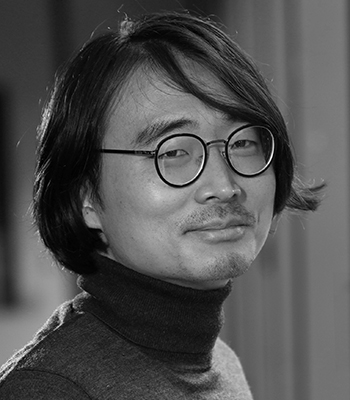 Schwarz-weißes Portraitfoto von Kyung-Ho Cha