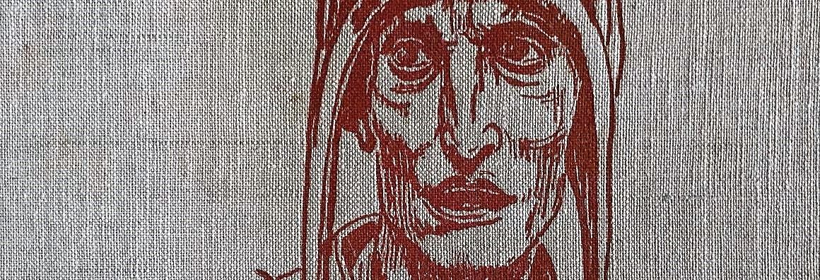 Ausschnitt eines gewebten Bucheinbands mit dem Porträt einer Figur in rot. Sie hat eingefallene Wangen, große Augen, eine herunterhängende Mütze und einen leicht geöffneten Mund.