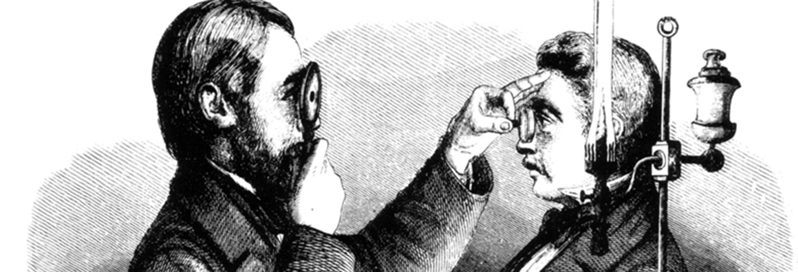 Zeichnung einer Augenspiegel-Untersuchung. Ein Mann links im Bild sieht durch eine Lupe und hält gleichzeitig einem anderen Mann rechts im Bild eine kleinere Lupe vor das Auge. Neben dem Mann rechts steht eine optische Gerätschaft.